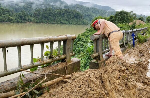 Mưa lớn Đá lăn làm lệch cầu ở Quảng Nam
