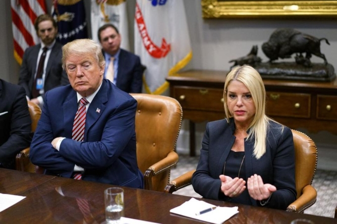 Bà Pam Bondi (phải) và Tổng thống Donald Trump tại Nhà Trắng năm 2018