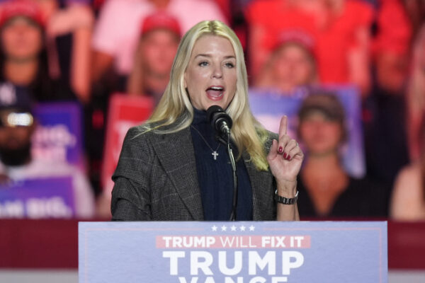 Cựu tổng chưởng lý Pam Bondi tại cuộc vận động tranh cử của ông Trump ở Greensboro, bang Bắc Carolina ngày 2/11