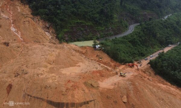 Hàng nghìn khối đất đá trên quốc lộ 27C vùi lấp đường Nha Trang lên Đà Lạt 