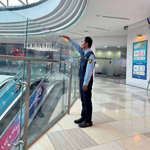 Vạn Hạnh Mall rào lưới một phần khoảng không thông tầng và nâng cao kính an toàn và lan can từ 1,4m lên 1,7m