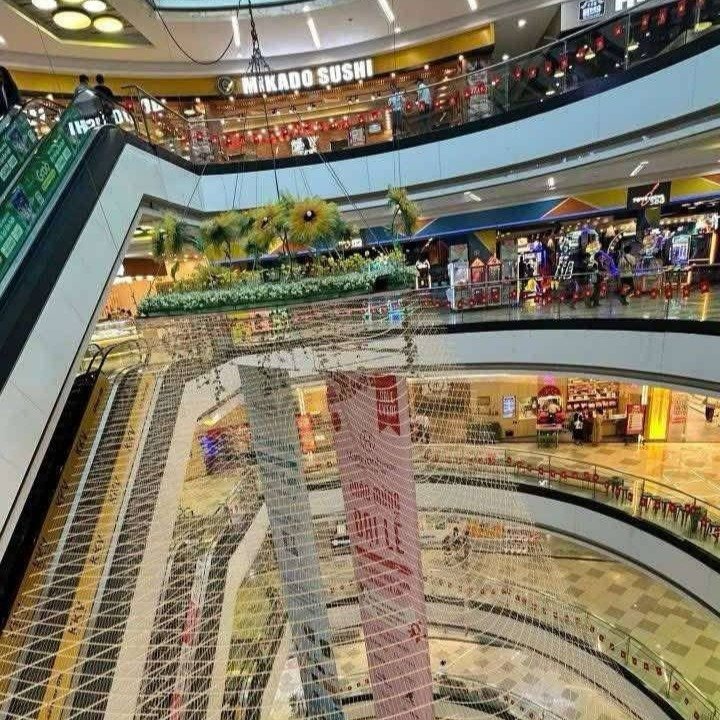 Vạn Hạnh Mall rào lưới một phần khoảng không thông tầng và nâng cao kính an toàn và lan can từ 1,4m lên 1,7m