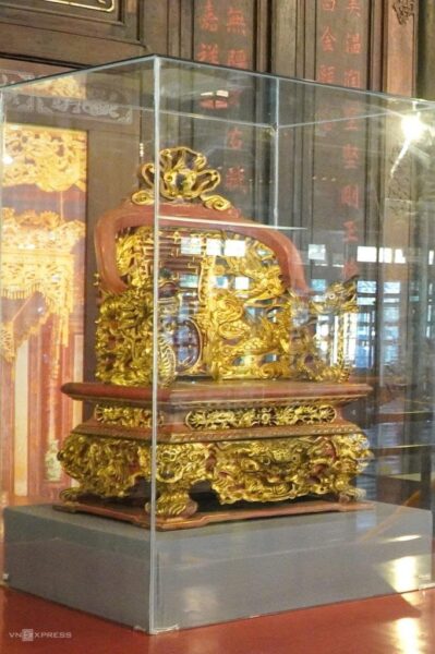Ngai vàng vua Duy Tân hiện được bảo vệ trong lồng kính.