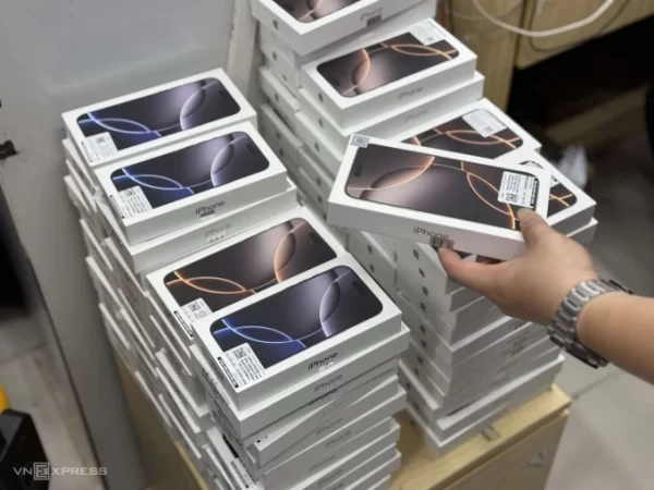Cửa hàng xếp chồng iPhone 16 series chuẩn bị giao cho người mua vào ngày mở bán năm 2024