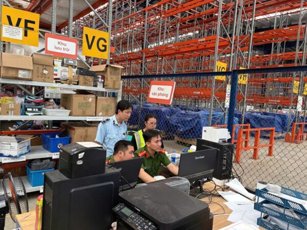 Lực lượng chức năng kiểm tra địa điểm kinh doanh của Công ty Cổ phần Chuỗi cung ứng Thương mại Á Châu ở Bắc Ninh