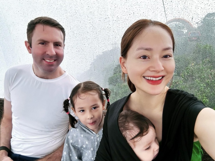 Trên trang cá nhân, Lan Phương vẫn giữ toàn bộ khoảnh khắc bên chồng cũ và hai con.
