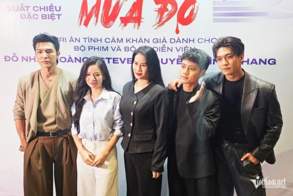 Các diễn viên có mặt trong suất chiếu cuối phim "Mưa đỏ" tại TPHCM.
