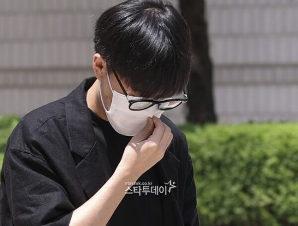 Taeil - cựu thành viên nhóm nhạc NCT che chắn kín mít, xuất hiện tại phiên tòa sơ thẩm ngày 18/6. Ảnh: Naver.