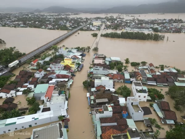 Nhà dân hai bên sông Bàn Thạch, phường Đông Hòa Đăk Lăk bị ngập sâu