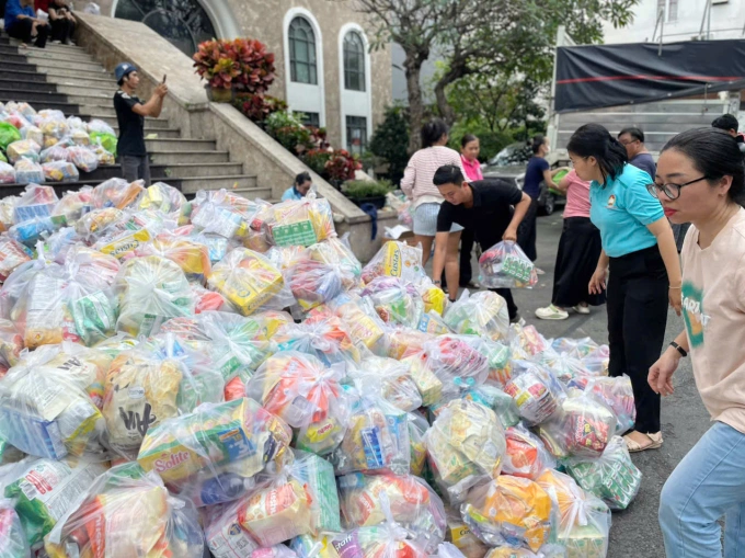 Các tình nguyện viên phân loại hàng cứu trợ các tỉnh Nam Trung Bộ sáng 22/11, tại sân Ủy ban MTTQ phường Tân Định, TP HCM.