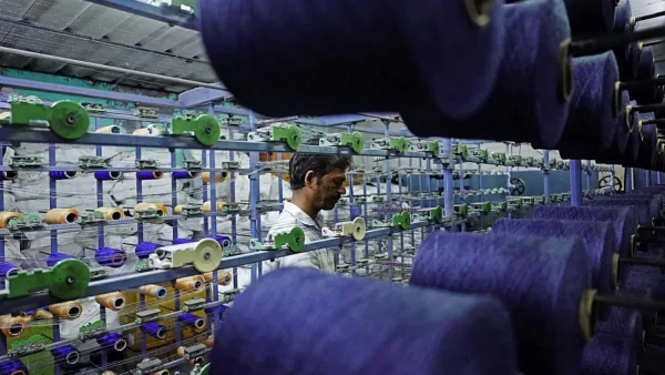 Một công nhân đang làm việc bên trong một nhà máy dệt ở Bhilwara, bang Rajasthan, Ấn Độ, vào ngày 6 tháng 7 năm 2025.