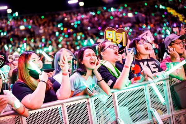 Fan Kpop không tiếc tiền chi cho thần tượng.