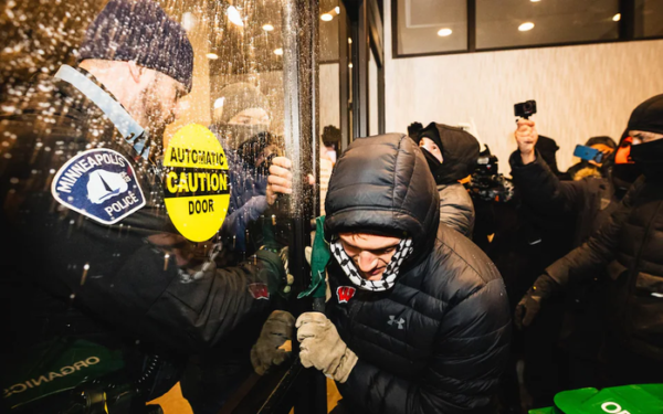 Khách sạn ở Minneapolis trở thành mục tiêu của người biểu tình - Donald Trump